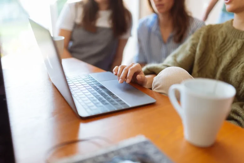 Pessoa usando o notebook representando a importância do estado de flow e a gestão de tempo para aumentar a eficiência no trabalho