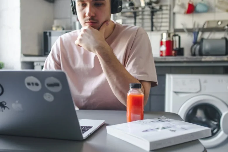 Empreendedor representando a importância de redefinir prioridades periodicamente, o estado de flow e a gestão de tempo