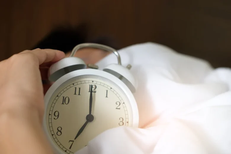 Alarme despertando para início de um dia com hábitos para maximizar o flow e a produtividade.
