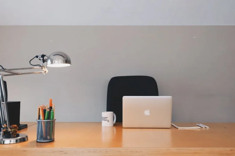 Mesa de trabalho representando a importância de hábitos de trabalho para entrar no flow e evitar a procastinação