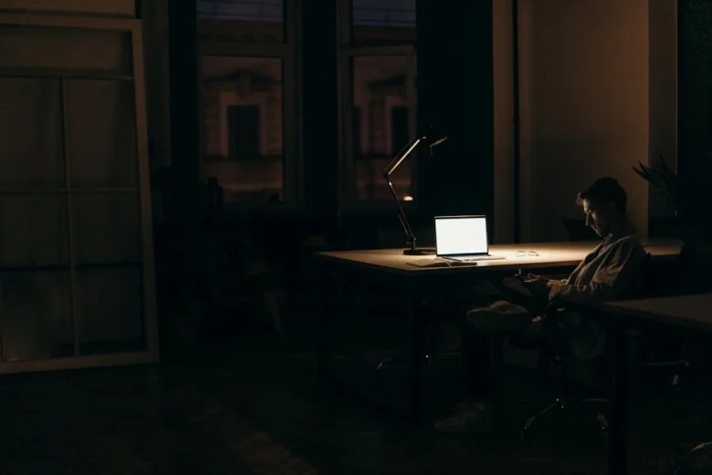 pessoa trabalhando a noite representando a importância do flow em longas jornadas de trabalho para aumentar a produtividade