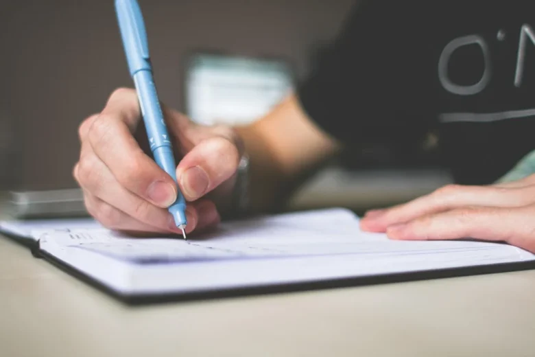 pessoa começando a escrever e iniciando pequenos hábitos para uma melhor produtividade e estado de flow