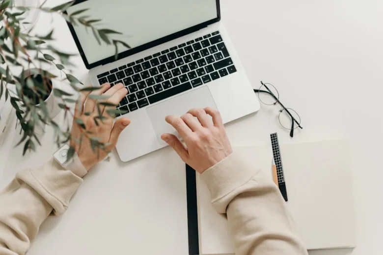 Pessoa usando um laptop representnado como o estado de flow pode aumentar a produtividade
