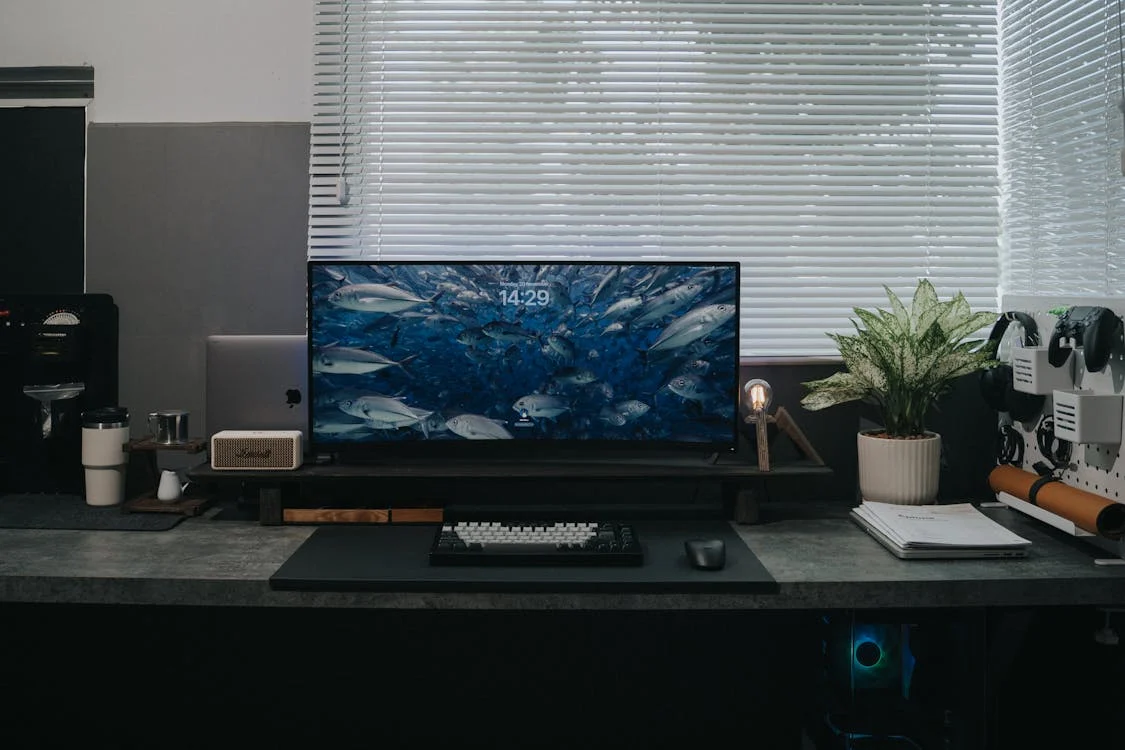 escritório organizado representando um ambiente perfeito para o estado de flow e aumento de produtividade